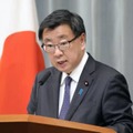 記者会見する松野官房長官＝18日午前、首相官邸