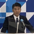 記者会見する立憲民主党の泉代表＝18日午前、国会