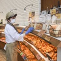 小麦価格高騰で今後の値上げを検討している「山一パン総本店」の直営店＝17日、京都市