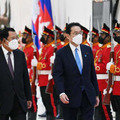 歓迎式典に臨む岸田首相（右）とカンボジアのフン・セン首相＝20日、プノンペン（代表撮影・共同）
