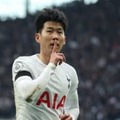 ソン・フンミン、ズマにボールをぶつけられる…スパーズ選手は激怒