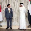 UAEのアブドラ外務・国際協力相（右）と会談した林外相＝20日、アブダビ（外務省提供）