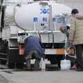 給水車から水をくむ住民＝23日午後、福島県相馬市