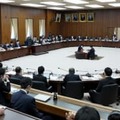 討議を行った衆院憲法審査会＝24日午前
