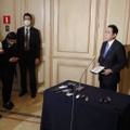 北朝鮮のミサイル発射を受け、記者の質問に答える岸田首相＝24日、ブリュッセル（共同）