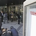 東芝の臨時株主総会会場に入る人たち＝24日午前、東京都新宿区