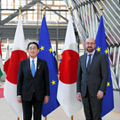 会談前、記念撮影する岸田首相（左）とEUのミシェル大統領＝24日、ブリュッセル（代表撮影・共同）
