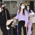 福岡空港に到着したオリガ・セミコニさん（中央）、ワレリヤ・トリフォノバさん（左）らウクライナの学生＝25日午前