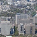 霞が関の官庁街（手前）。左奥は国会議事堂＝2016年、東京都千代田区