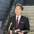 記者団の取材に応じる林外相＝25日午前、外務省