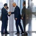 24日、NATO本部で米国のバイデン大統領と拳を合わせる岸田首相（左）＝ブリュッセル（共同）