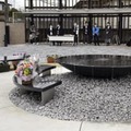 「津久井やまゆり園」の広場に完成した「鎮魂のモニュメント」。左奥が新設した「鎮魂の碑」＝26日午前、相模原市
