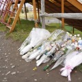 女子生徒の遺体が見つかった公園に手向けられた花束＝2021年5月、北海道旭川市