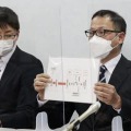 「申告書」を公正取引委員会に提出し、記者会見する岩崎健一さん（右）＝28日午後、大阪市北区