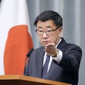 記者会見する松野官房長官＝28日午後、首相官邸