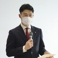 広島県三原市が設置した人権施策推進協議会の会合で発言する岡田吉弘市長＝28日午後、三原市役所