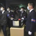 徳島市長のリコール運動を巡り、差し押さえた署名簿を運び出す徳島県警の捜査員＝29日午後、徳島市役所