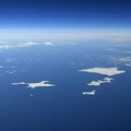 北海道・根室半島の納沙布岬（左下）沖に広がる北方領土。歯舞群島（中央）、色丹島（右上）、国後島（左奥）。はるか右奥にうっすらと択捉島が見える