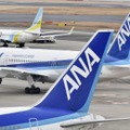 羽田空港の国内線ターミナルで離陸の準備をする全日空機＝1月
