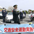 神奈川県警山手署の一日警察署長として交通安全を呼び掛ける横山剣さん＝31日午前、横浜市