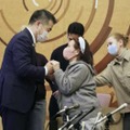 滋賀県の三日月大造知事（左）を表敬訪問するギャリーナ・イバノバさん（中央）＝31日午後、大津市