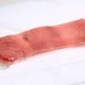 日清食品ホールディングスと東京大学の研究グループが共同で作成した「食べられる培養肉」（同社提供）