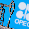 OPECのロゴと石油掘削装置の模型＝2020年（ロイター＝共同）