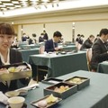 入社式、黙食ランチで門出祝う 画像