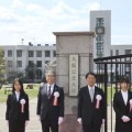 大阪公立大の看板の前で記念写真に納まる辰巳砂昌弘学長（左から2人目）ら＝1日午前、大阪市住吉区