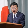 記者会見する松野官房長官＝1日午前、首相官邸