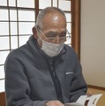 被爆者健康手帳を見る斉藤修吾さん＝1日午後、広島市