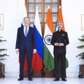 会談に臨むロシアのラブロフ外相（左）とインドのジャイシャンカル外相＝1日、ニューデリー（ジャイシャンカル氏のツイッターより、ロイター＝共同）