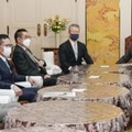 会談に臨む自民党の高木国対委員長（右から2人目）と立憲民主党の馬淵国対委員長（同3人目）ら＝1日午後、国会