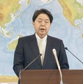 記者会見する林外相＝1日午後、外務省