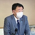 沖縄県沖縄市で記者団の取材に応じる松野官房長官＝2日午後