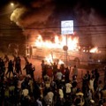 スリランカ・コロンボで、火が付けられたバス＝3月31日（ロイター＝共同）