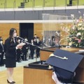 横浜市立大の新3年生向けに開催された2年遅れの「入学式」で、宣誓する片貝恵さん＝4日午後、横浜市金沢区