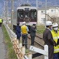 電車と軽乗用車が衝突した現場付近を調べる捜査員ら＝5日午前11時24分、福島市飯坂町