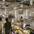 阪神百貨店梅田本店の食品売り場「阪神食品館」＝6日午前、大阪市