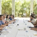 米ハワイ州のイゲ知事（右から2人目）と会談した日本旅行業協会の視察団＝5日、ホノルル（共同）