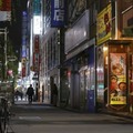 人通りの少ない東京・新橋の飲食店街＝2021年4月