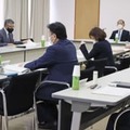 百条委員会に臨む委員ら＝7日午前、静岡県熱海市