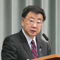 記者会見する松野官房長官＝7日午前、首相官邸