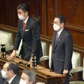 衆院本会議で経済安全保障推進法案に賛成する岸田首相（右）＝7日午後