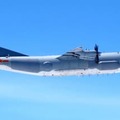7日、沖縄南方を飛行する中国のY9電子戦機（防衛省統合幕僚監部提供）