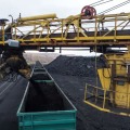 ロシア・シベリアのクラスノヤルスクで、貨車に石炭を積載する作業＝2020年9月（タス＝共同）