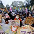 ロシアのウクライナ侵攻に抗議する集会でメッセージを掲げる人たち＝8日午後、東京都千代田区の日比谷公園
