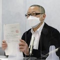 記者会見するNPO法人「多民族共生人権教育センター」の文公輝事務局長＝8日午後、大阪市