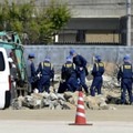 九州大跡地の解体作業現場を調べる捜査員＝8日午後、福岡市東区箱崎