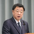 記者会見する松野官房長官＝12日午前、首相官邸